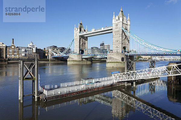 Blick vom St. Katherine Pier über Tower Bridge zur City Hall  London  England  Großbritannien