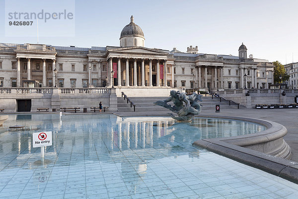 Brunnen mit der National Gallery  Trafalgar Square  London  England  Grossbritannien