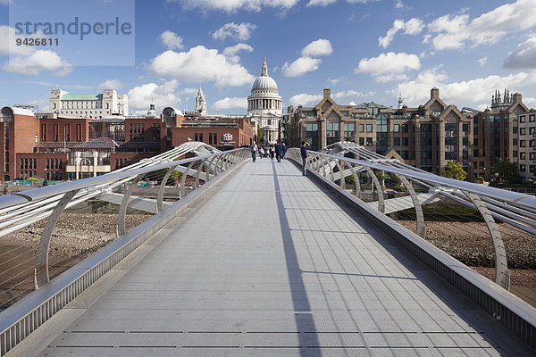 Millenium Bridge und St Paul's Cathedral  London  England  Großbritannien
