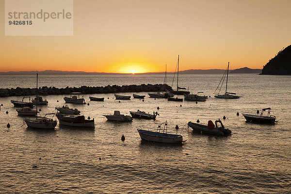 Sonnenuntergang am Hafen von Levanto  Riviera de Levanto  Cinque Terre  Ligurien  Italien