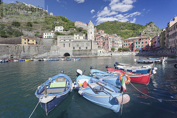 Fischerboote im Hafen  Vernazza  Cinque Terre  Rivera di Levante  Provinz La Spazia  Ligurien  Italien