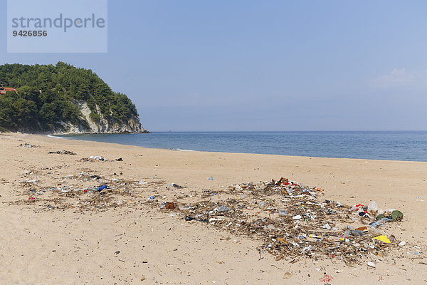Müll und Strandgut am Strand  Schwarzes Meer  Kap?suyu  Provinz Bart?n  Schwarzmeerregion  Türkei