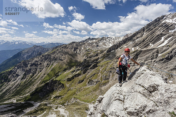 Bergsteiger beim Aufstieg über den Imster Klettersteig auf den Maldonkopf in den Lechtaler Alpen  hinten das Vordere Alpjoch  Hoch-Imst  Imst  Tirol  Österreich