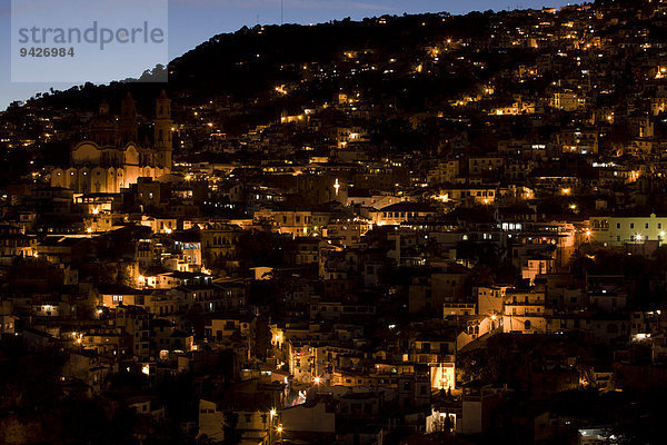 Nächtlicher Blick auf die Hügel der Stadt  Taxco  Guerrero  Mexiko