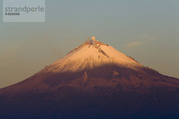 Der Vulkan Popocatépetl im ersten Morgenlicht  Puebla  Mexiko