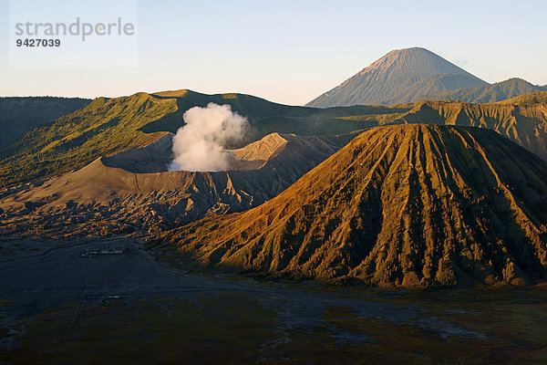 Mount Bromo  rauchend  Mt. Batok  rechts  Mt. Kursi und Mt. Gunung Semeru  hinten  Vulkan  Nationalpark Bromo-Tengger-Semeru  Java  Indonesien
