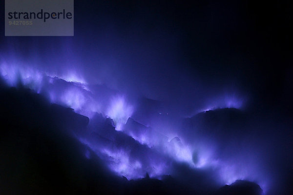 Blaues Feuer  entzündete Schwefelgase im Krater des Vulkans Ijen  Kawah ljen  Jawa Timur  Java  Indonesien