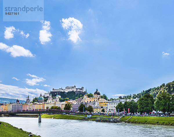Blick auf die Altstadt und die Festung Hohensalzburg  Salzburg  Österreich