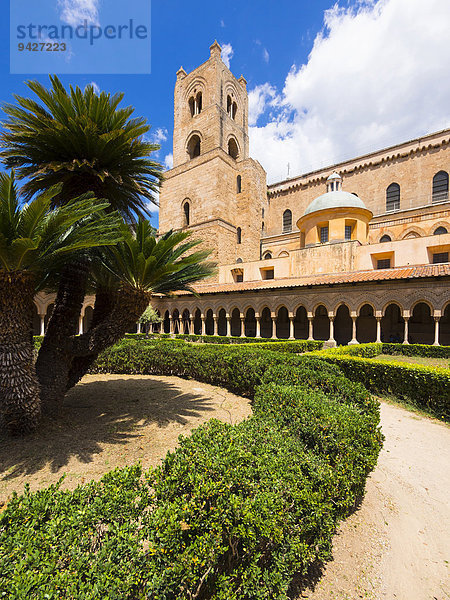 Kreuzgang mit verzierten Säulen in der Kathedrale von Monreale oder Kathedrale Santa Maria Nuova  Monreale  Sizilien  Italien