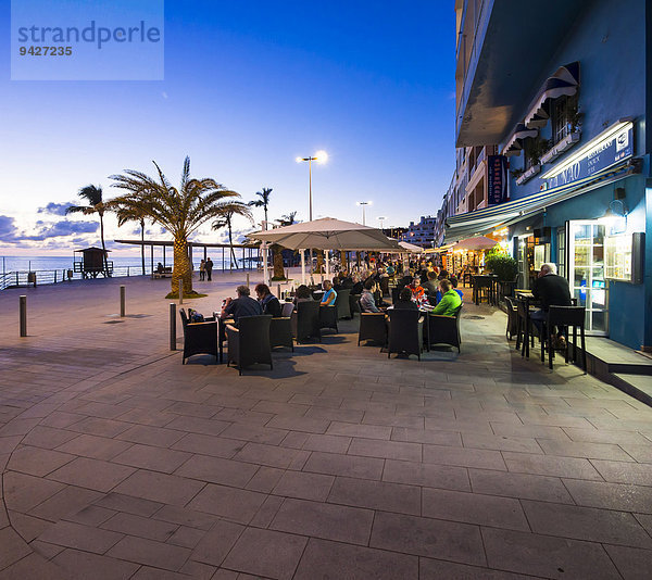 Küstenstadt Puerto De Naos mit Restaurants am Abend  La Palma  Kanarische Inseln  Spanien
