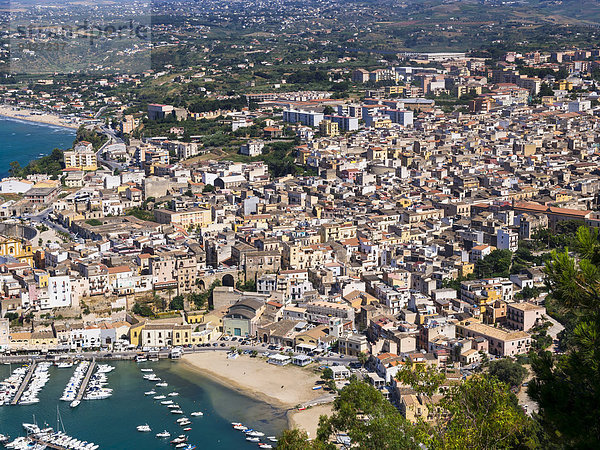 Blick auf Castellammare del Golfo  mit arabisch-normannischem Castell  Provinz Trapani  Sizilien  Italien