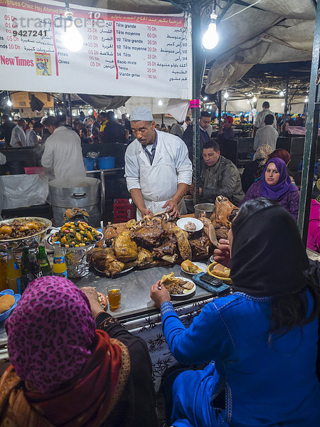 Nächtlicher Marktplatz  Place Djemaa el Fna  Gauklerplatz oder Platz der Gehenkten  mit überfüllten Straßenrestaurants  Marrakesch  Marrakech-Tensift-Al Haouz  Marokko
