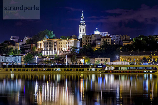 Blick über den Fluss Save auf Neu-Belgrad  die weiße Stadt  am Ufer Restaurant und Partyschiffe  Savski Venac  Novi Beograd  Belgrad  Serbien