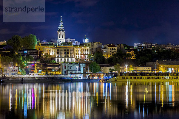 Blick über den Fluss Save auf Neu-Belgrad  die weiße Stadt  am Ufer Restaurant und Partyschiffe  Savski Venac  Novi Beograd  Belgrad  Serbien