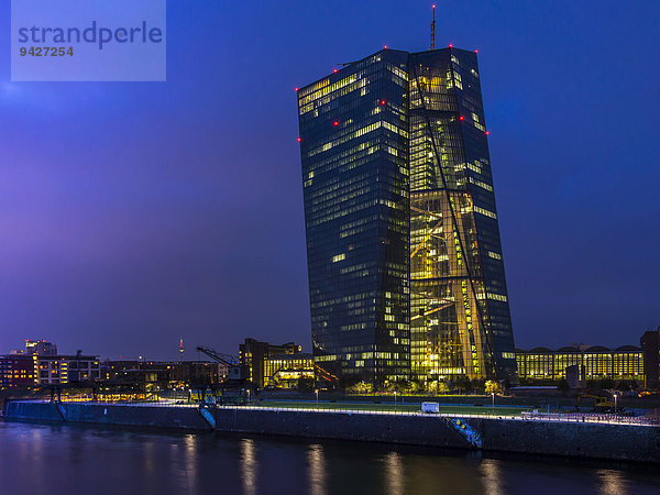 Die neue Europäische Zentralbank  EZB  in der Dämmerung  Frankfurt am Main  Hessen  Deutschland