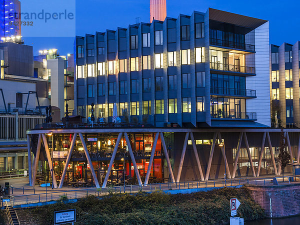 Modernes Restaurant Chicago Meatpackers Riverside mit modernen Bürogebäuden  Westhafen Pier 1  Frankfurt am Main  Hessen  Deutschland