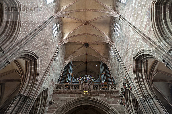 Orgelempore mit Fensterrosette in der Lorenzkirche  Nürnberg  Mittelfranken  Bayern  Deutschland