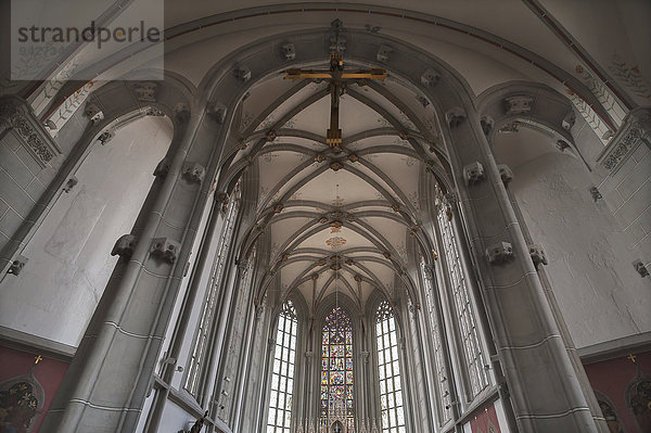 Kreuzgewölbe mit Altarraum der Ritterkapelle  Spätgotik 16.Jhd.  neugotisch im 19. Jhd. restauriert  Haßfurt  Unterfranken  Bayern  Deutschland