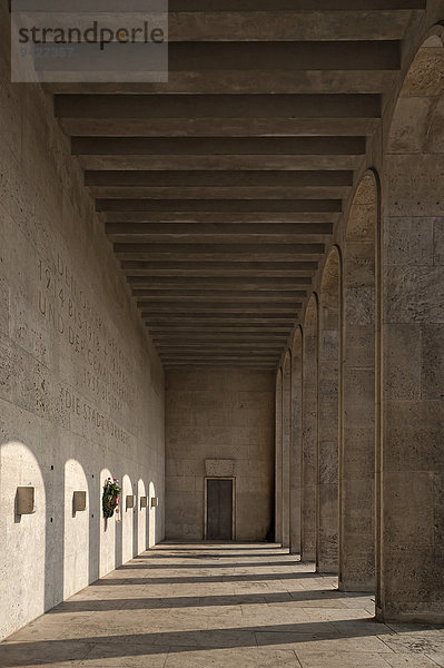 Ehrenhalle im Luitpoldhain  errichtet 1930  heute Gedenkstätte der Gefallenen des ersten und zweiten Weltkrieges und an die Opfer der Gewaltherrschaft 1933-1945  ehem. Reichsparteitagsgelände  Nürnberg  Mittelfranken  Bayern  Deutschland