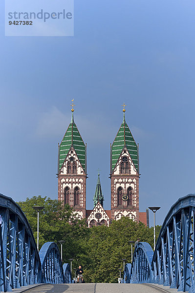 Herz Jesu-Kirche  im Stil des Historismus gebaut  geweiht 1897  vorne die Wiwilíbrücke  auch Blaue Brücke  Freiburg  Baden-Württemberg  Deutschland