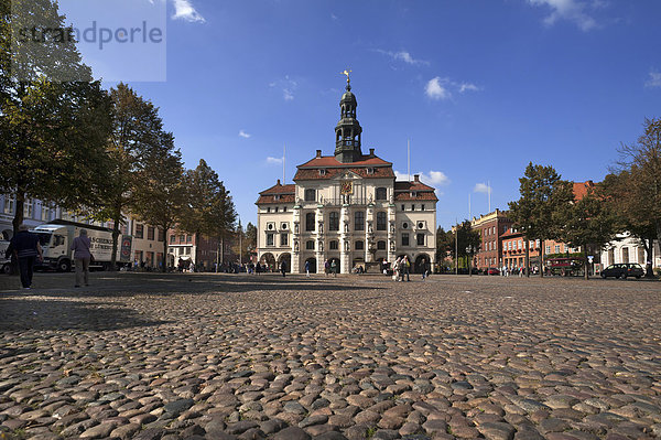 Marktplatz mit barockem Rathaus  entstand 1704  Lüneburg  Niedersachsen  Deutschland