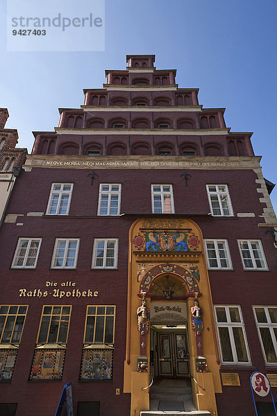 Ehemals gotischer Bau  1598 umgestaltet mit farbigem Renaissace Eingangsportal der Alten Raths-Apotheke  Lüneburg  Niedersachsen  Deutschland