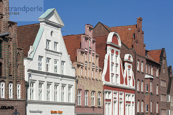 Alte Giebelhäuser verschiedener Epochen  Lüneburg  Niedersachsen  Deutschland