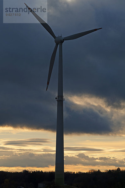 Windturbine Windrad Windräder Abend Himmel frontal Bayern Deutschland Oberfranken