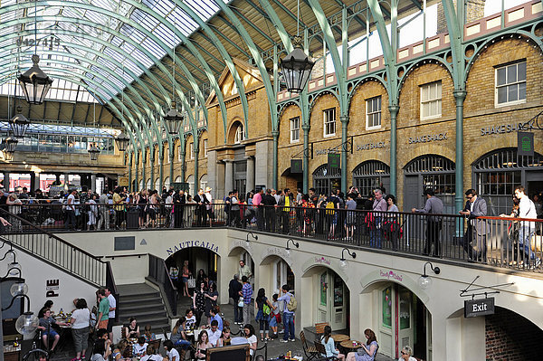 Menschen im Covent Garden Central Market  Covent Garden  West End  City of Westminster  London  England  Großbritannien  Vereinigtes Königreich
