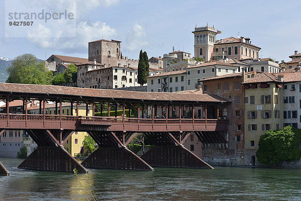 Holzbrücke Ponte degli Alpini über den Fluß Brenta  Bassano del Grappa  Provinz Vicenza  Venetien  Italien