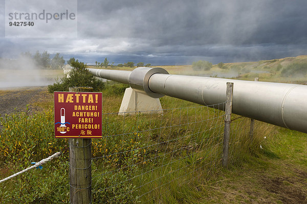 Warnschild  Pipeline mit kochendem Wasser für die Versorgung von Akranes und Borganes  Deildartunguhver  mit 180 Litern pro Sekunde eine der wasserreichsten heißen Quellen in Island  Reykholtsdalur  Island