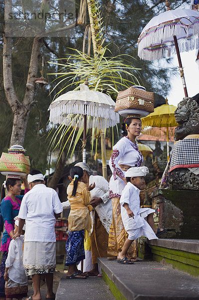 Frauen bringen Opfergaben in einen Tempel  Padang Tegal  Ubud  Bali  Indonesien