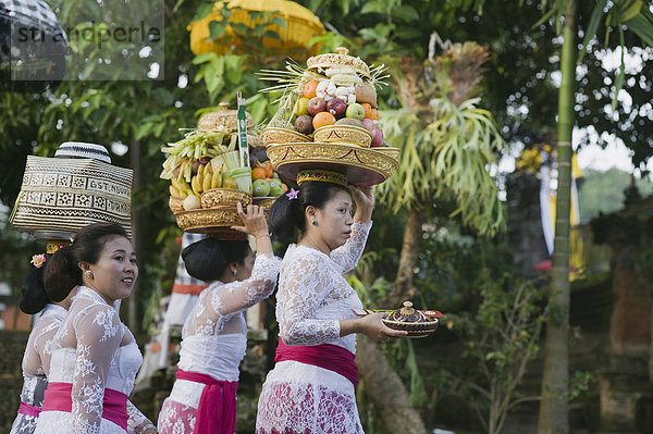 Frauen bringen Opfergaben zum Tempelfest  Pura Dalem Puri Tempel  Peliatan  Ubud  Bali  Indonesien