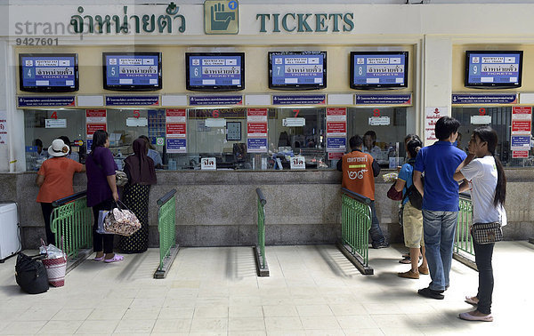 Reisende am Bahnschalter  Hauptbahnhof  Hua Lamphong  Bangkok  Thailand