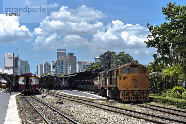 Zug fährt aus dem Bahnhof  Hauptbahnhof  Hua Lamphong  Bangkok  Thailand
