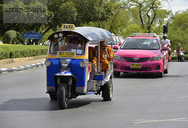 Tuk-Tuk und Taxis im Straßenverkehr  Bangkok  Thailand