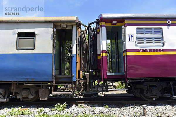 Zwei zusammengekoppelte Züge  Bangkok  Thailand