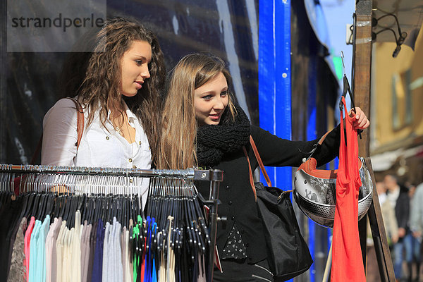 Zwei Freundinnen  Teenager beim Shopping  Menton  Alpes Maritimes  Provence Alpes  Frankreich
