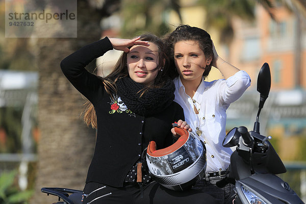 Zwei Freundinnen  Teenager  mit einem Motorroller  Menton  Alpes-Maritimes  Provence-Alpes-Côte d'Azur  Frankreich