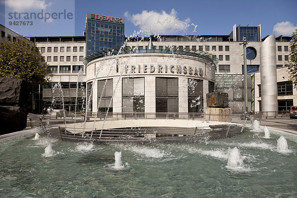 Brunnen vor dem Friedrichsbau der L-Bank oder Landeskreditbank Baden-Württemberg am Börsenplatz  Stuttgart  Baden-Württemberg  Deutschland