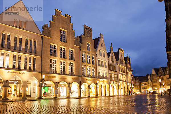 Giebelhäuser am Prinzipalmarkt bei Nacht  Münster  Nordrhein-Westfalen  Deutschland