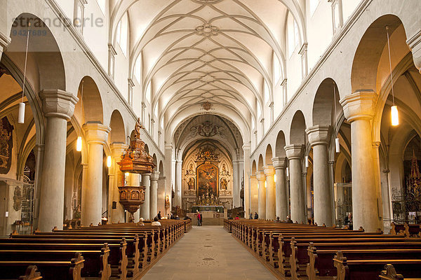 Langhaus und Altar im Konstanzer Münster oder Münster Unserer Lieben Frau  Konstanz  Baden-Württemberg  Deutschland