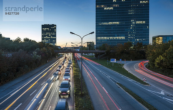 Abendlicher Straßenverkehr in der Dämmerung  Mittlerer Ring  München  Bayern  Deutschland