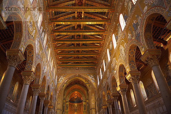 Kirchenschiff mit byzantinischen Mosaiken in der Kathedrale von Monreale  Palermo  Sizilien  Italien