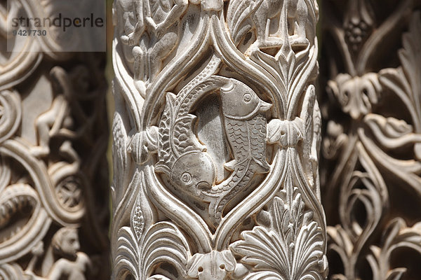 Christliche Fischdarstellungen  mittelalterliche Säulen des Kreuzgangs  Kathedrale von Monreale  Palermo  Sizilien  Italien