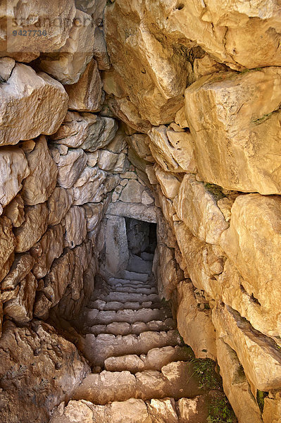 Eingang zu den unterirdische Wasserzisternen  UNESCO-Weltkulturerbe  Mykene  Griechenland