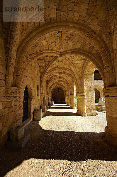 Mittelalterliches Krankenhaus der Ritter des Johanniterordens  1480 fertiggestellt  beherbergt das Archäologische Museum  UNESCO-Weltkulturerbe  Rhodos  Griechenland
