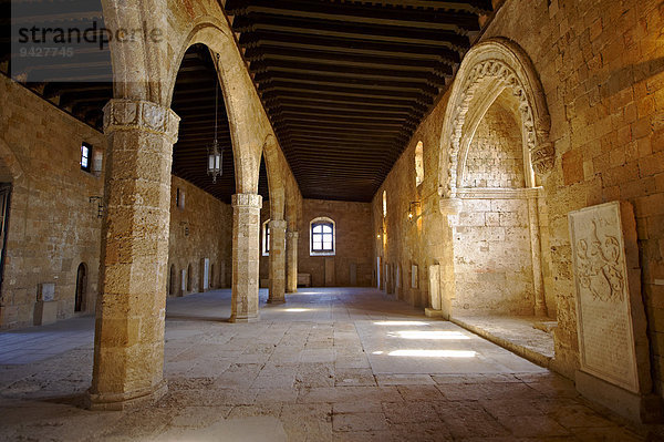 Großer Saal des mittelalterlichen Krankenhauses der Ritter des Johanniterordens  1480 fertiggestellt  beherbergt das Archäologische Museum  UNESCO-Weltkulturerbe  Rhodos  Griechenland