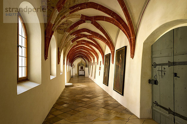 Kreuzgang mit schiefen Wänden  Benediktinerabtei Kloster Seeon  Klostersee  Seeon-Seebruck  Chiemgau  Oberbayern  Bayern  Deutschland