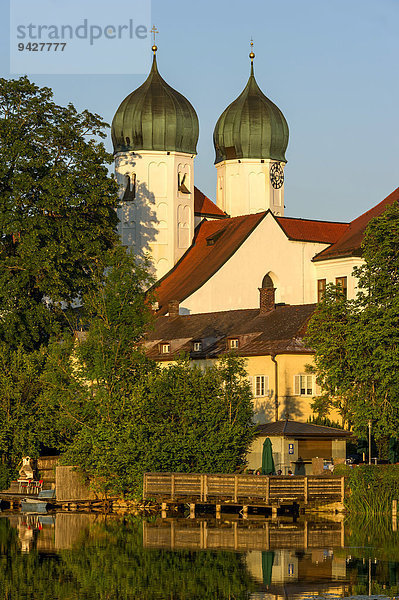 Benediktinerabtei Kloster Seeon mit Klosterkirche St. Lambert  Klostersee  Seeon-Seebruck  Chiemgau  Oberbayern  Bayern  Deutschland
